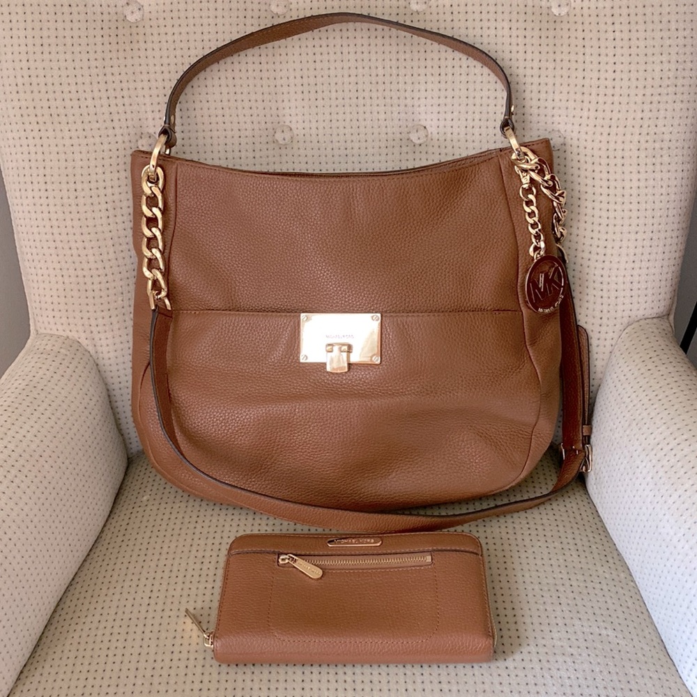 Michael Kors large pebble leather shoulder/cross body handbag w/ matching wallet
